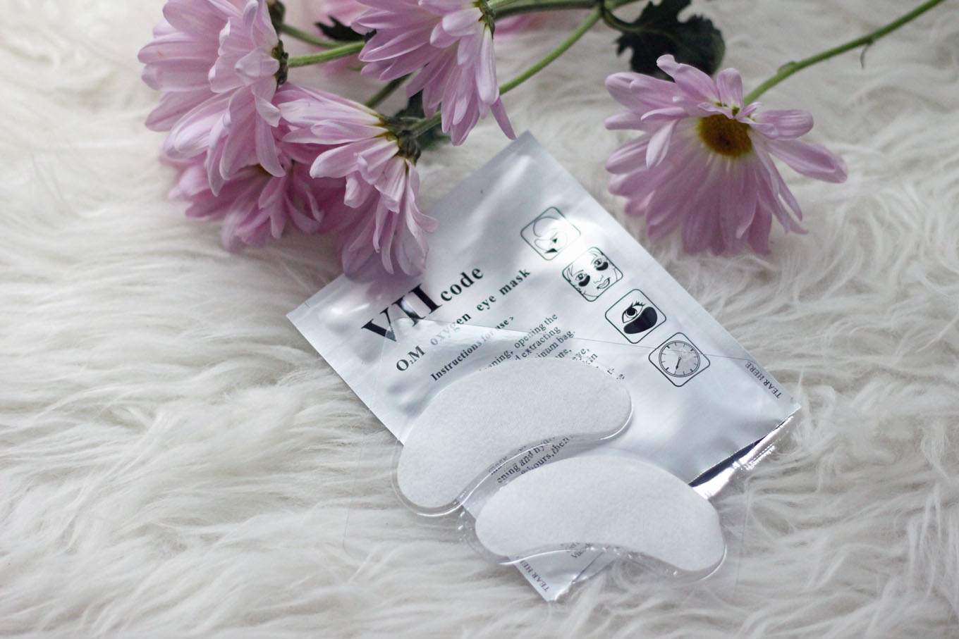 Lifestyle blogger Roxanne of Glass of Glam's ways to look and feel energized with Viicode gel eye masks