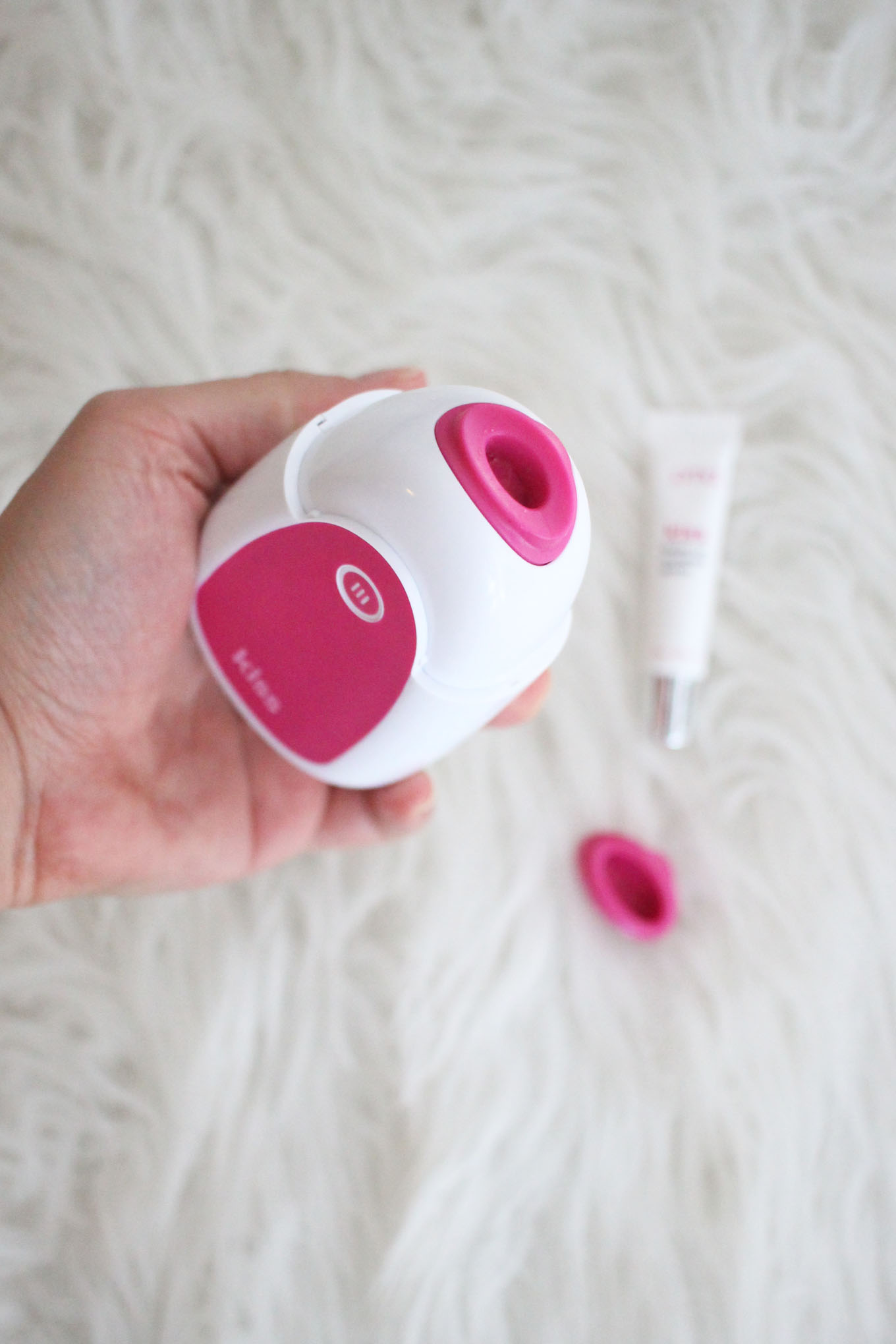 Lifestyle blogger Roxanne of Glass of Glam's review of the PMD Kiss lip plumping device
