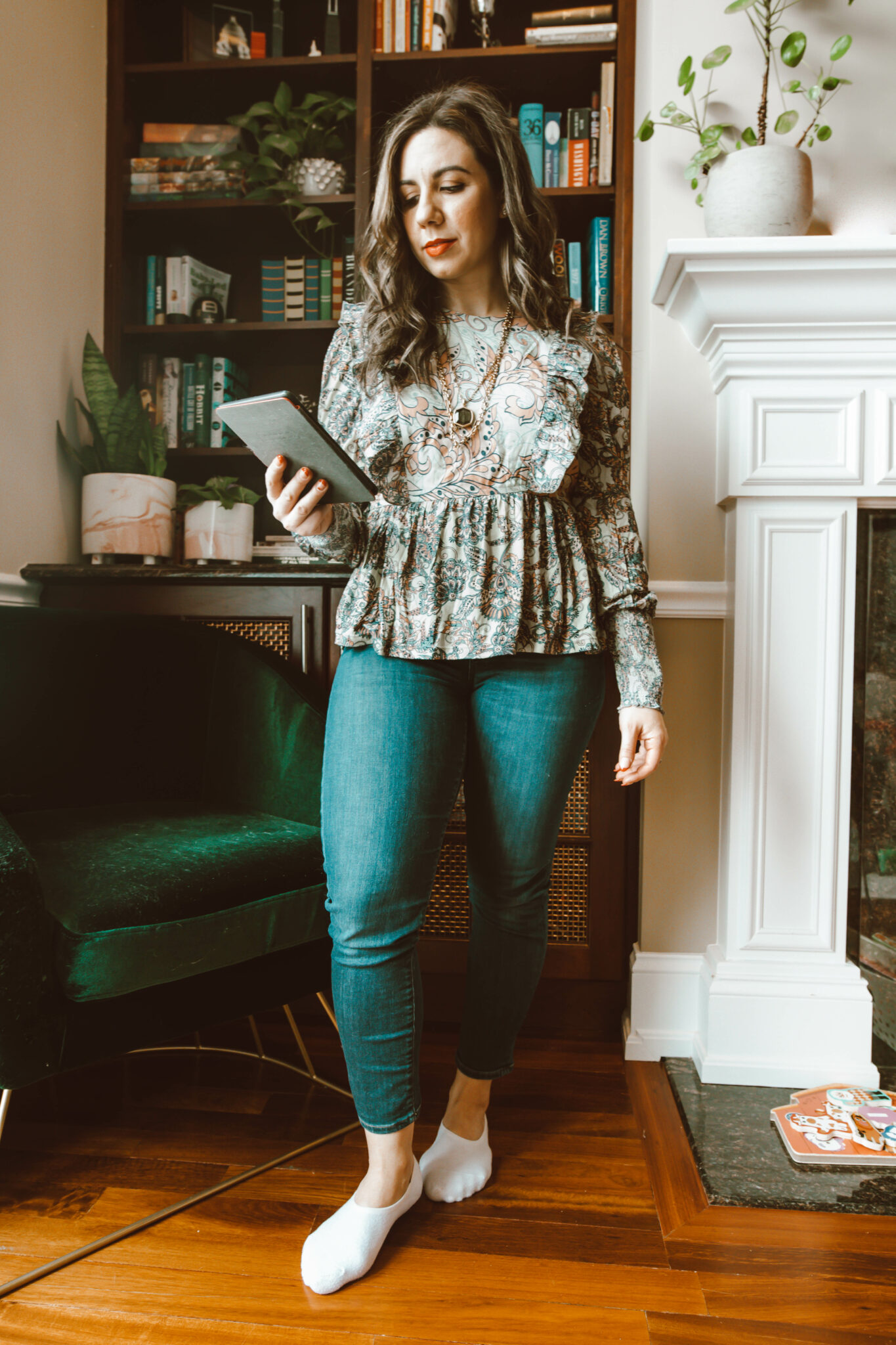 Light Reading Materials by popular Chicago lifestyle blog, Glass of Glam: image of a woman wearing a ruffle top, Agolde jeans, and a Kendra Scott necklace.